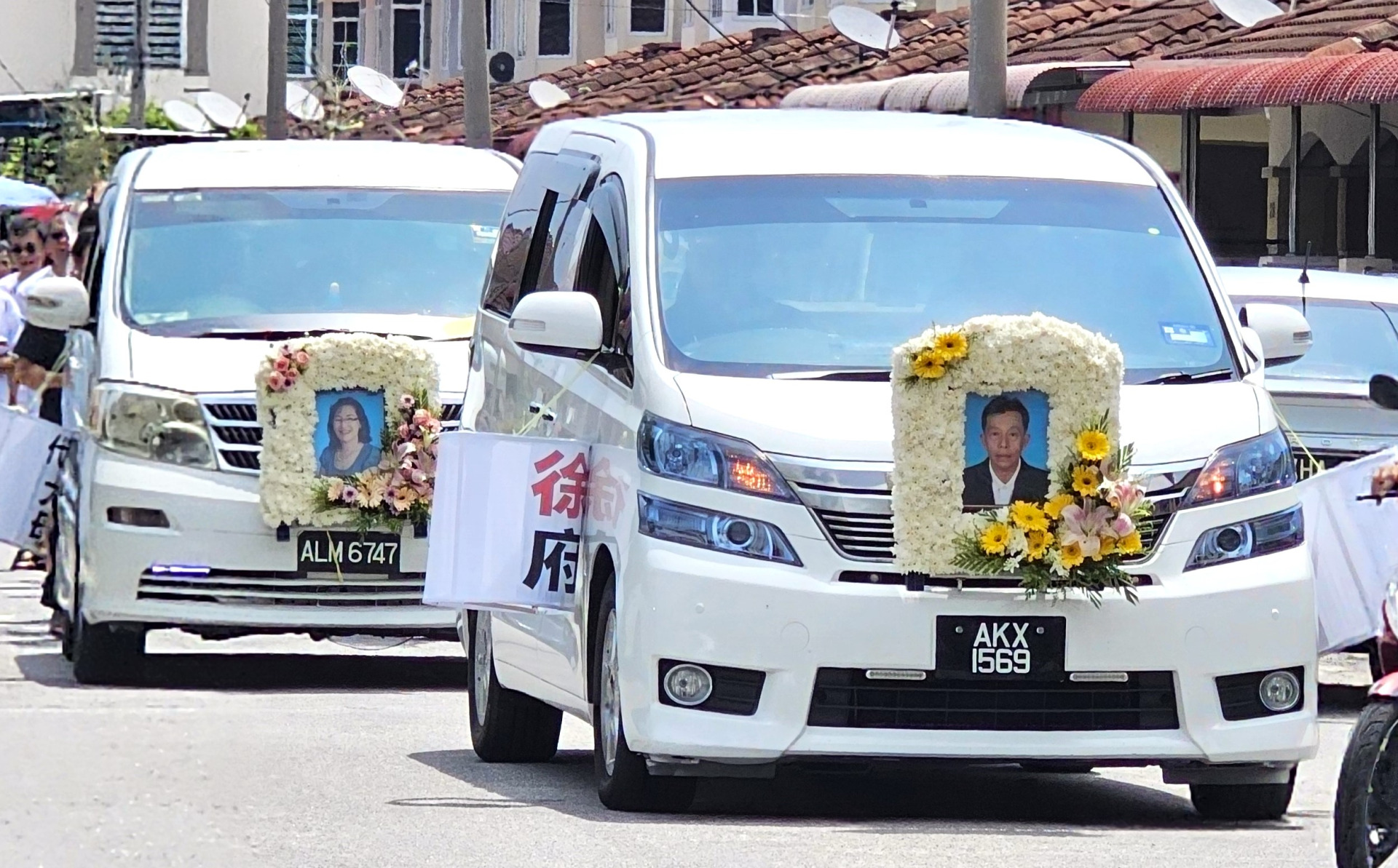 徐贵城和许惜英周六（3月9日）举殡，2辆灵车戴着灵柩从班台丧府出发，送往太平宝地山庄火化。