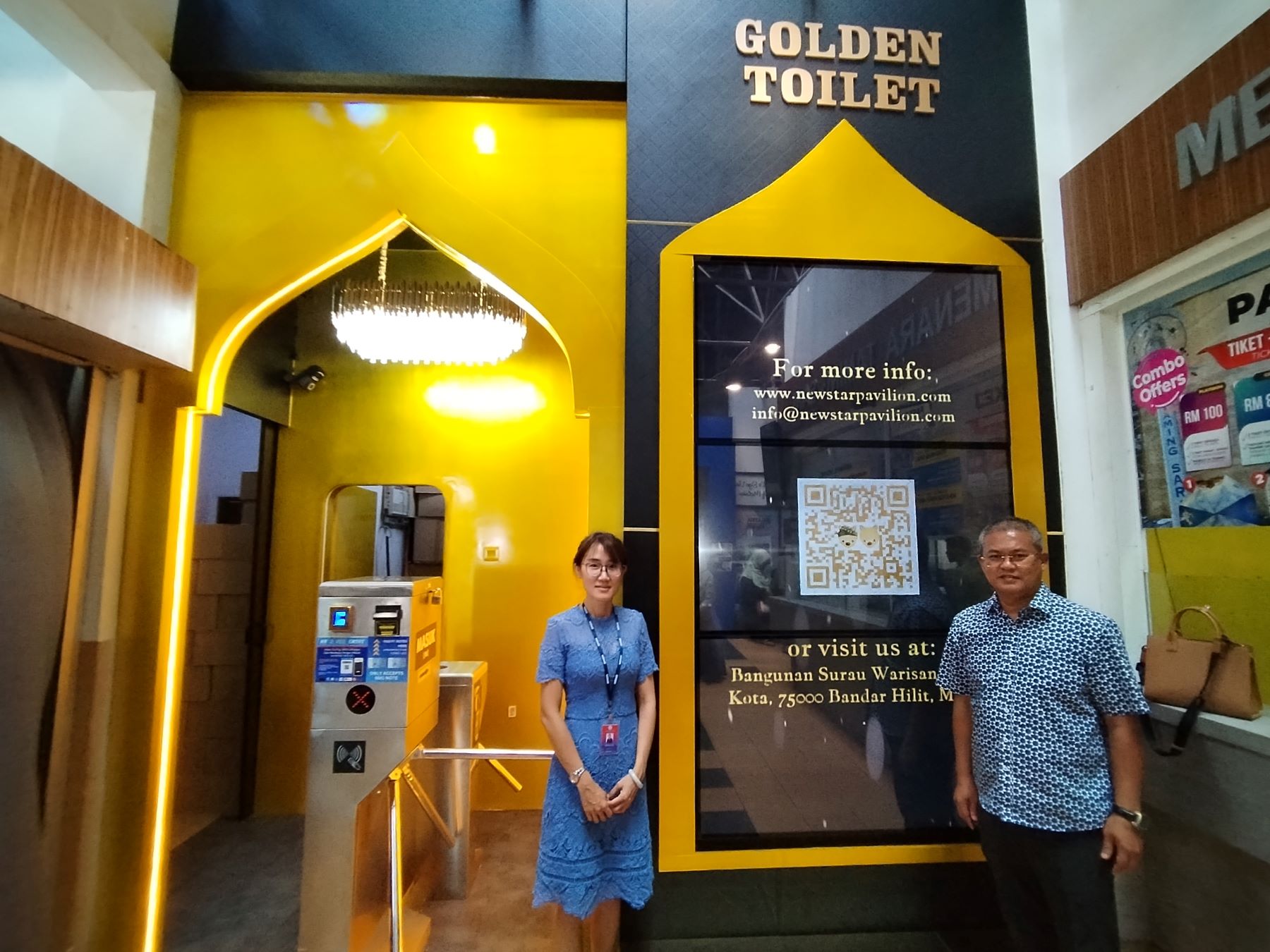 为马六甲达敏沙里旋转塔有限公司总执行长哈斯诺（右起），带领马华历史城市议员骆慧茹参观黄金厕所。