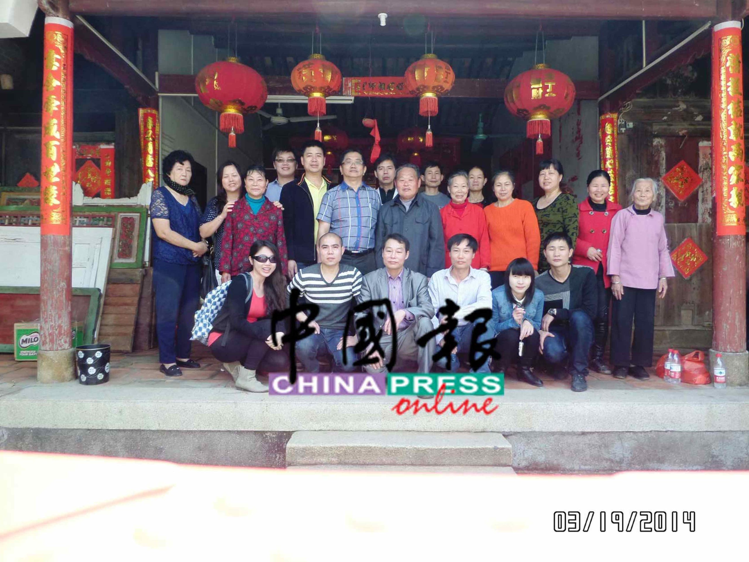 郑荣兴（右起）在2014年的寻根之旅，与众多亲戚开心交流，后排左6起为郑荣兴、堂哥及堂嫂。（受访者提供）