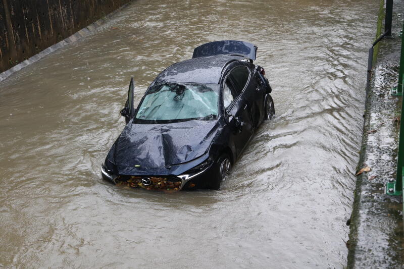 记者走访现场时，天下起了大雨，导致沟渠水流湍急，加大了吊车难度。
