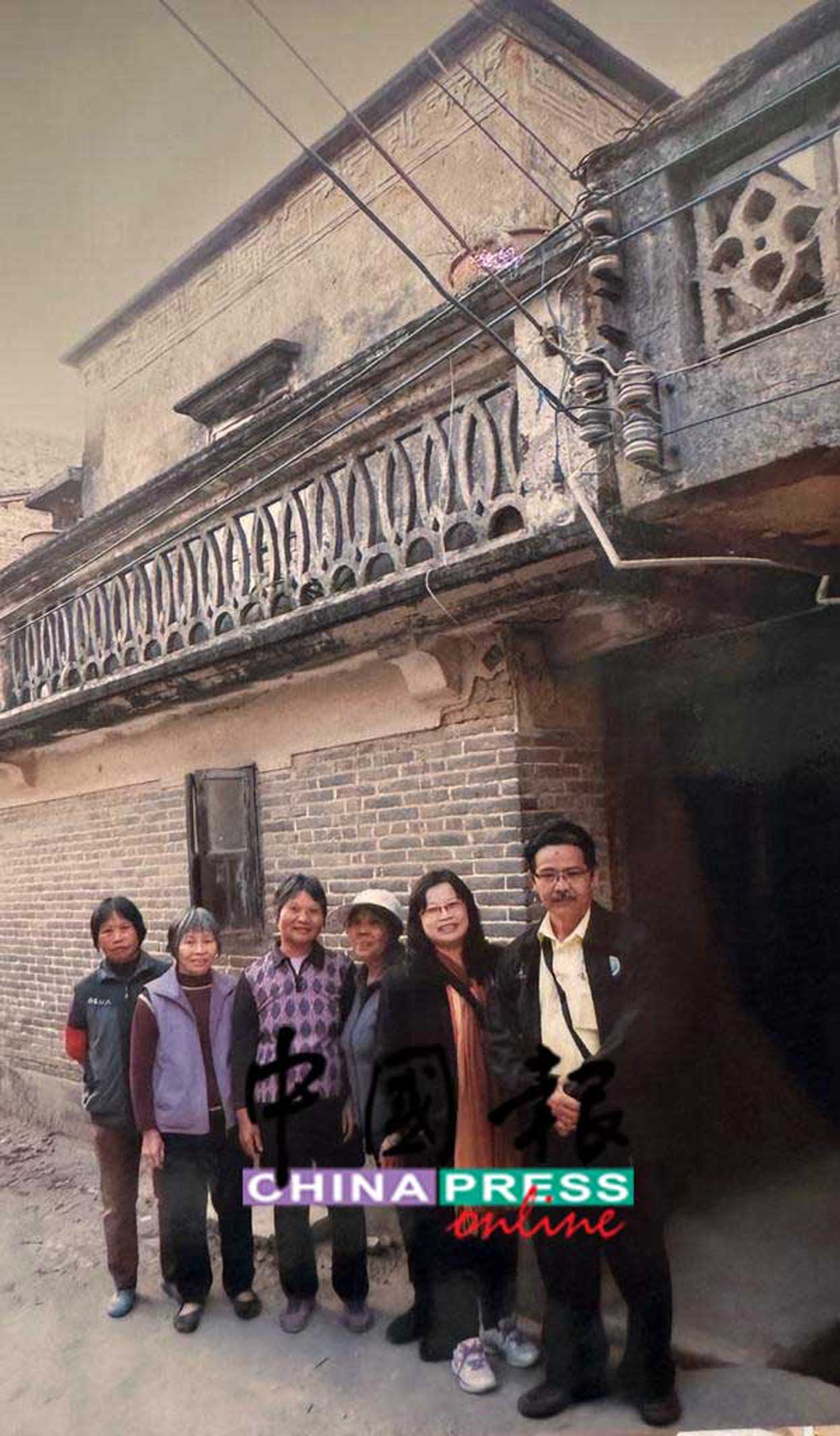 张光明夫妇（右起）回到广东开平，探访亲人。