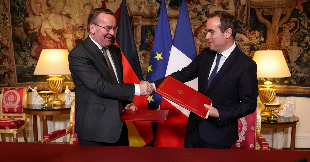 德国防长皮斯托瑞斯（左）和法国防长勒科尔尼，周五在巴黎签署协议，两国将共同研发“未来坦克”。（法新社）
