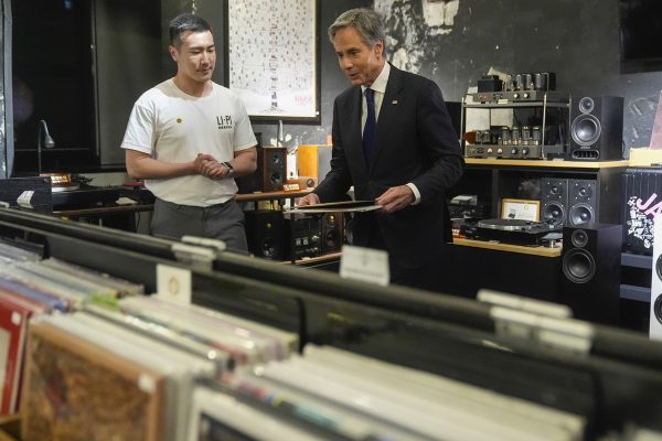 布林肯造访北京一家唱片店“LiPi”。（美联社）
