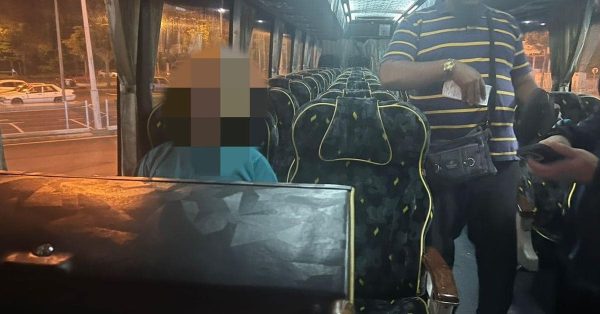 警员将该男子带往巴士站后，还买了巴士票并将他带上巴士。