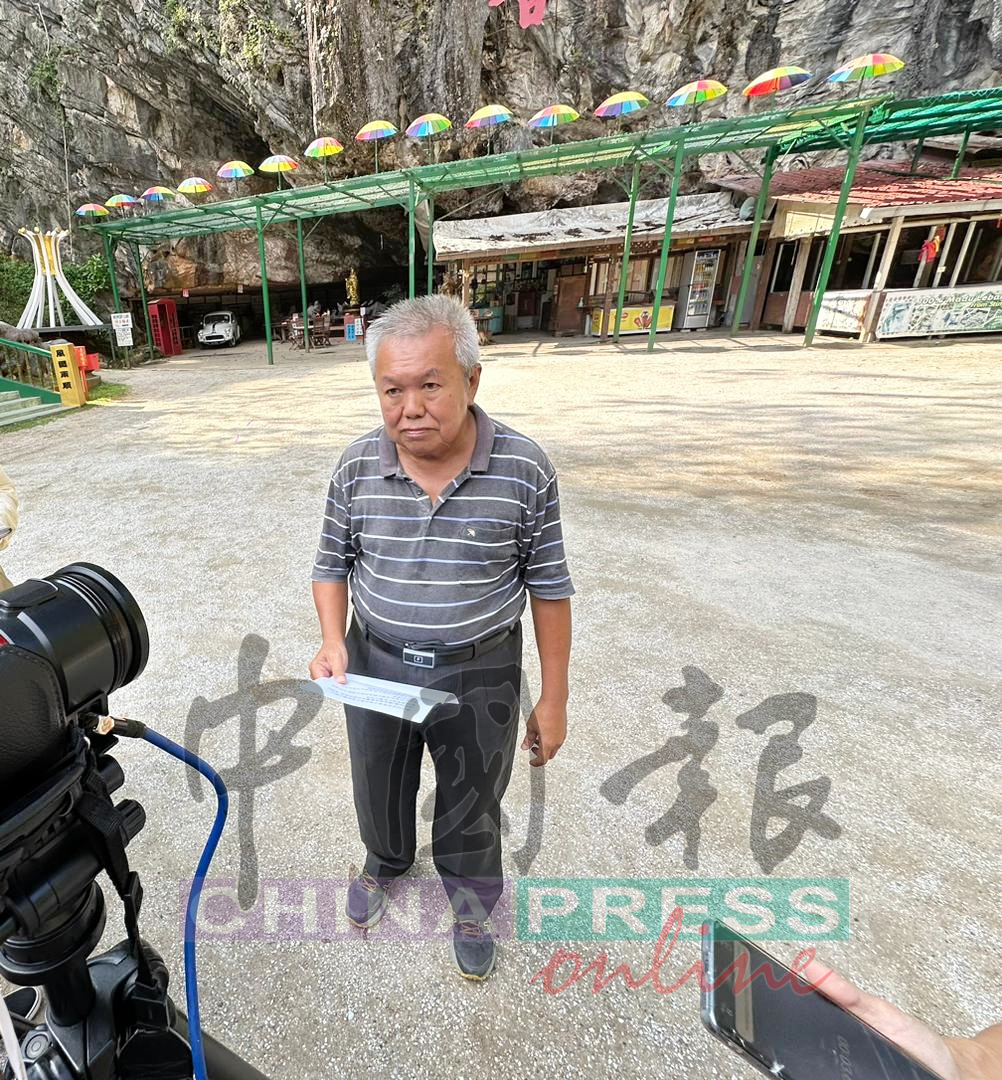 被大石砸中 男子头破血流 倒地不起