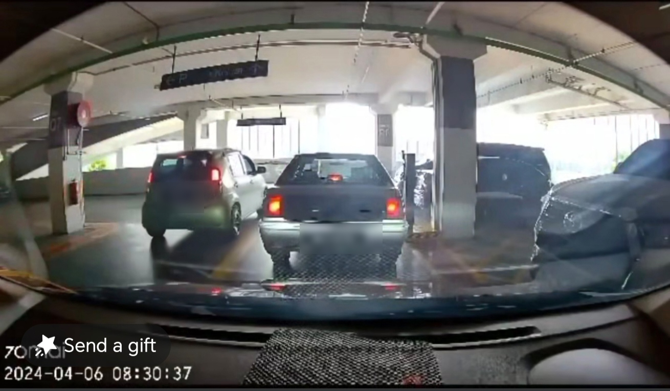 迈薇插队“霸王泊车” 给钱车主反被拦 网飙骂：很可恶