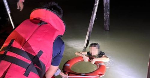 轿车停在槟城大桥 36岁华女坠海获救
