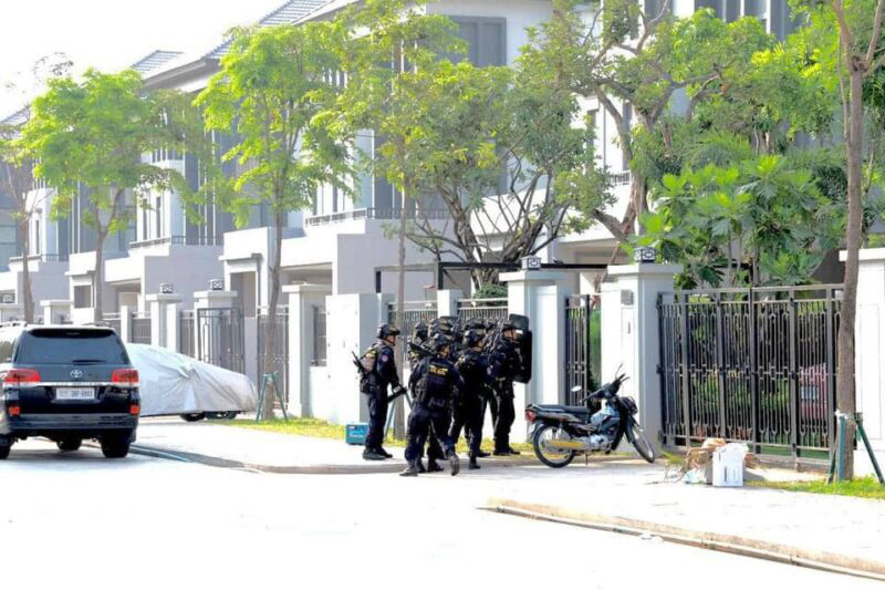 闯别墅打劫 杀屋主后逃不掉 匪徒举枪自尽