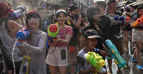 泰国泼水节登场 曼谷街头群众聚集打水仗