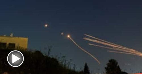 逾百架无人机飞抵以色列 响起空袭警报 夜空炸出火光