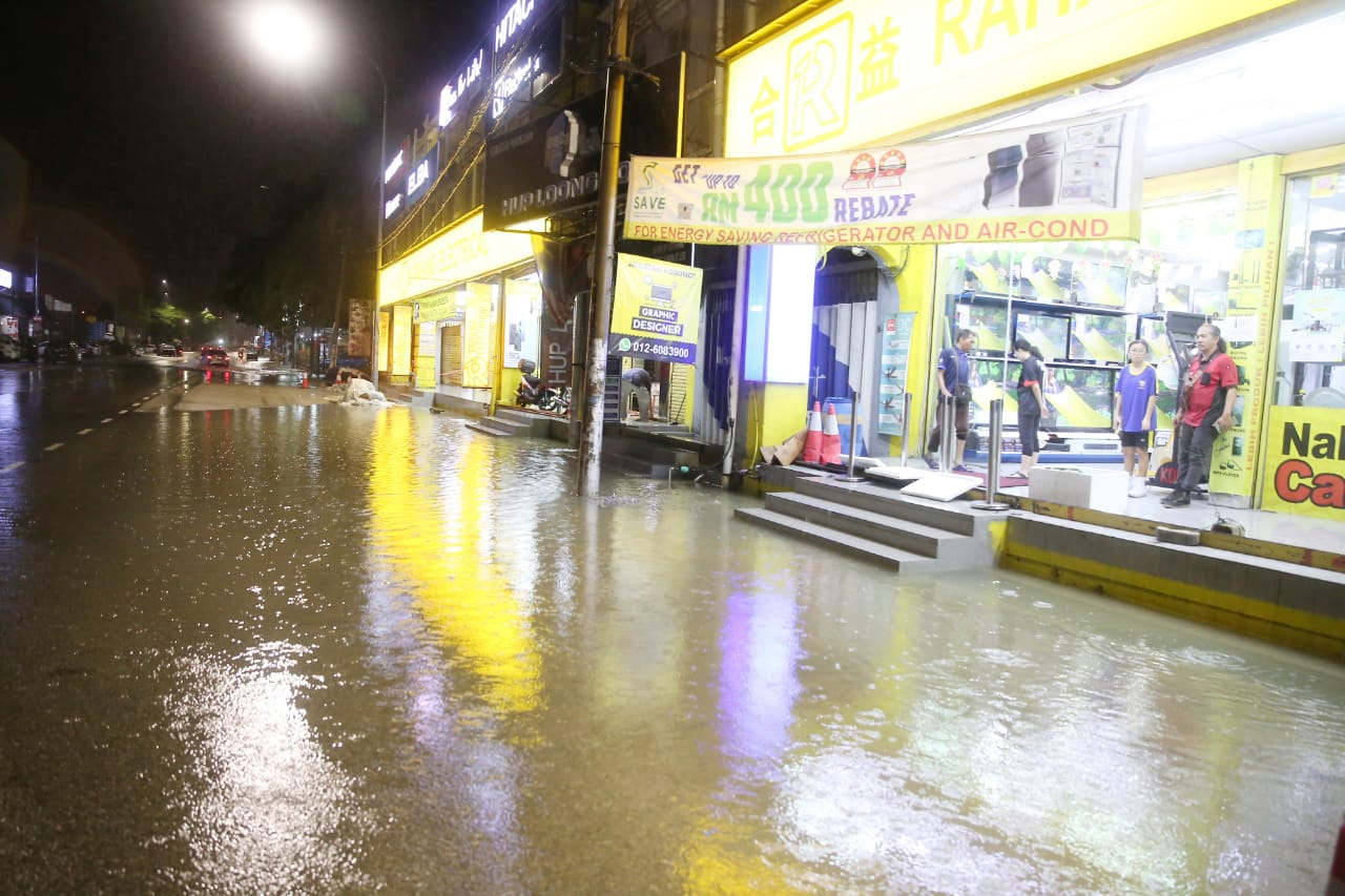 豪雨带来突发水灾 芙蓉多区淹了 火车站也遭殃