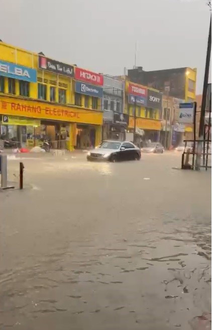 豪雨带来突发水灾 芙蓉多区淹了 火车站也遭殃