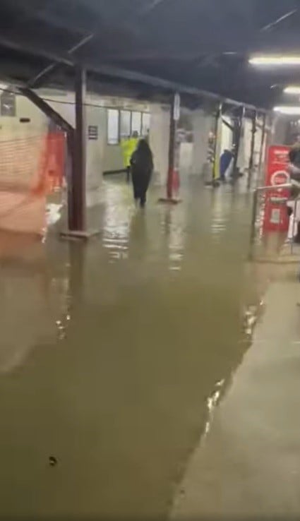 豪雨带来突发水灾 芙蓉多区淹了 火车站也遭殃