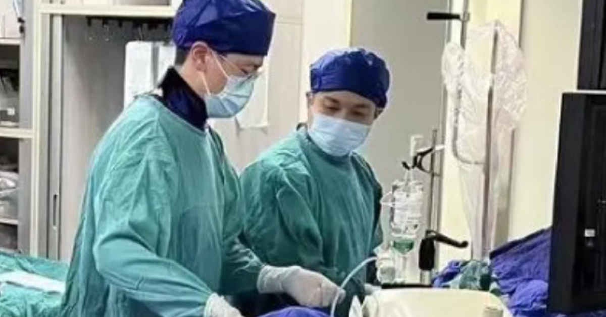 医疗团队帮王先生进行手术。