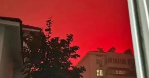 凌晨惊现血红天空 长达1小时吓坏民众
