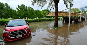 阿曼暴雨洪灾18人死 邻国阿联酋排水大乱