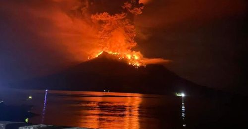 印尼鲁昂火山多次喷发 警戒升至2级 800人撤离