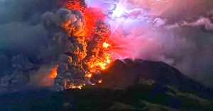 印尼鲁昂火山持续大喷发 警戒生至最高 急撤1.1万人