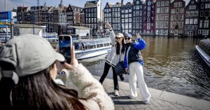 荷兰打击过度旅游乱象 阿姆斯特丹禁建新酒店
