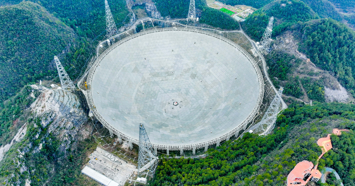 位于贵州平塘县的“中国天眼”，是世界上最大、最灵敏的单口径球面射电望远镜。（新华社）