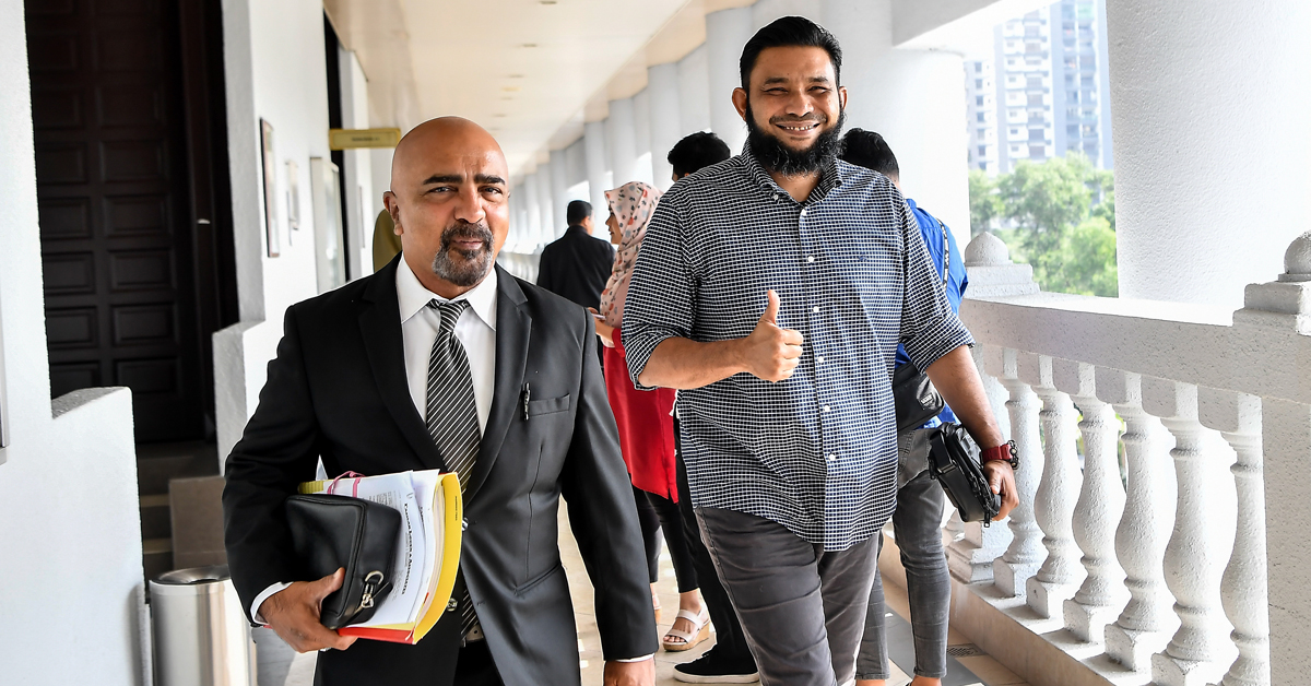 旺莫哈末阿兹里（右）抵达法庭时，笑容满脸，左为洛根。