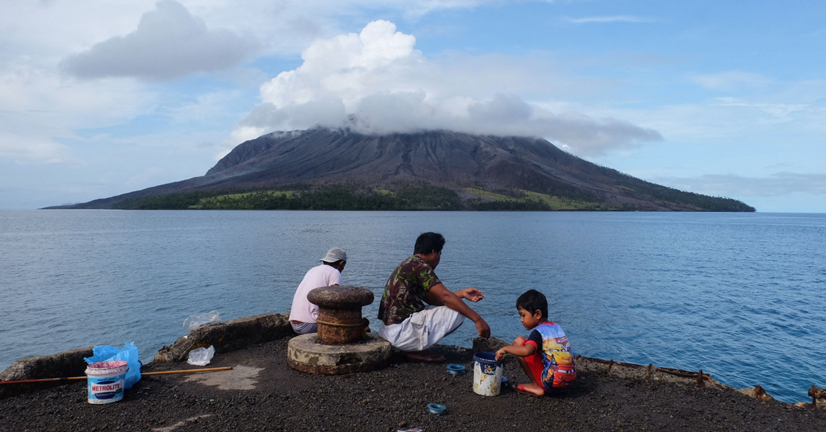 民众周五在塔古兰当的港口钓鱼， 港口的附近就是鲁昂火山。（法新社）