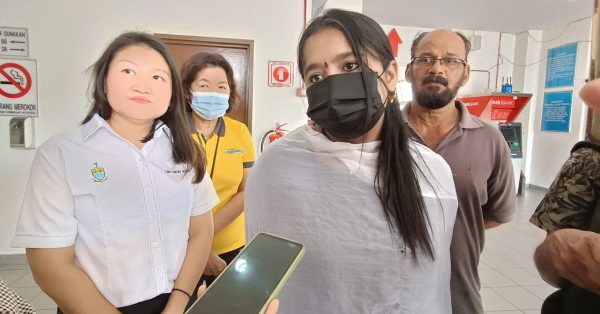 伤者胞妹克里斯娜 （中）周六在医院接受媒体采访，左为林秀琴。