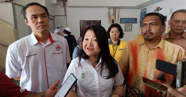 林秀琴周六前往医院探望伤者后，与媒体短暂交流，并对弱势群体遭遇不幸事件，感到遗憾。