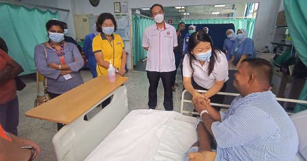 伤者索莱拉兹情况良好，不时主动与前来探病的林秀琴（右2）及医护人员交谈互动。