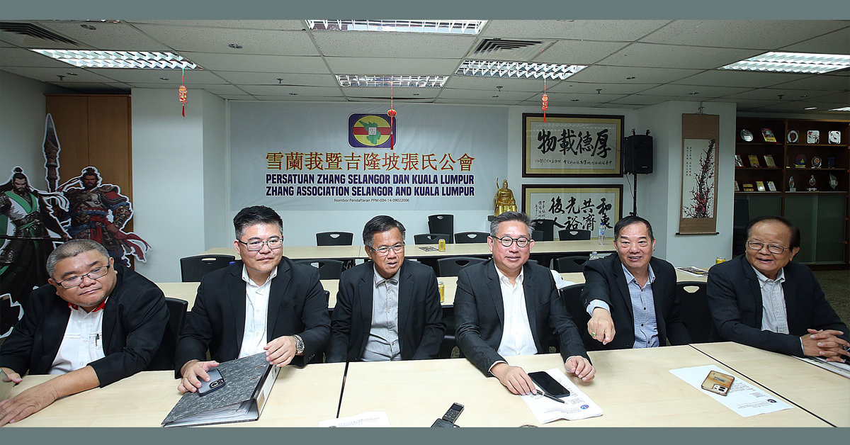 张文震（左4）召开记者会；左起为张喜华、张纬强、张凯名、张子健和张延广。