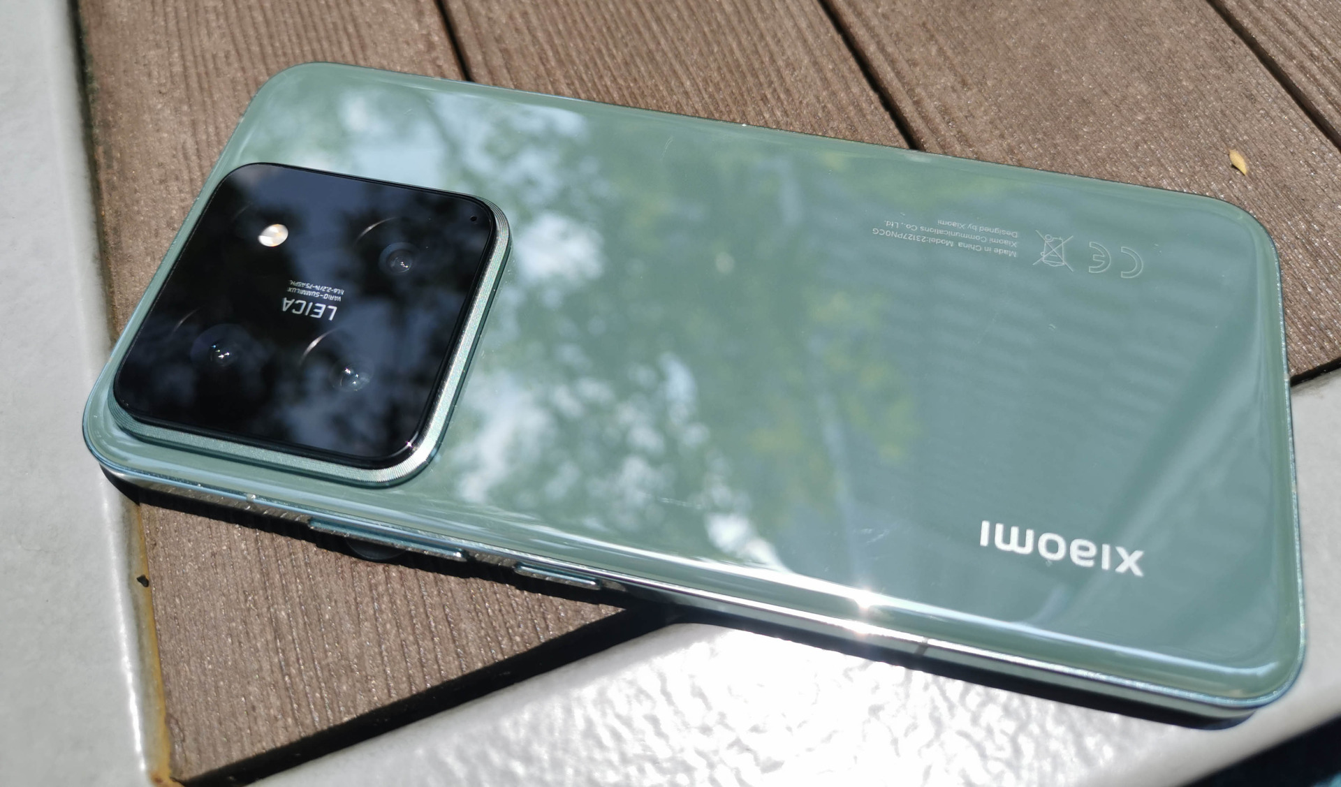 ▲xiaomi1 14 手机采用玻璃背板，配搭岩石绿机身配色，带来清新典雅质感。