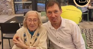 “我们真心相爱！” 104岁女友逝世 48岁律师悲痛