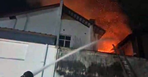 怡保國民街1店屋失火 90%燒毀 無傷亡