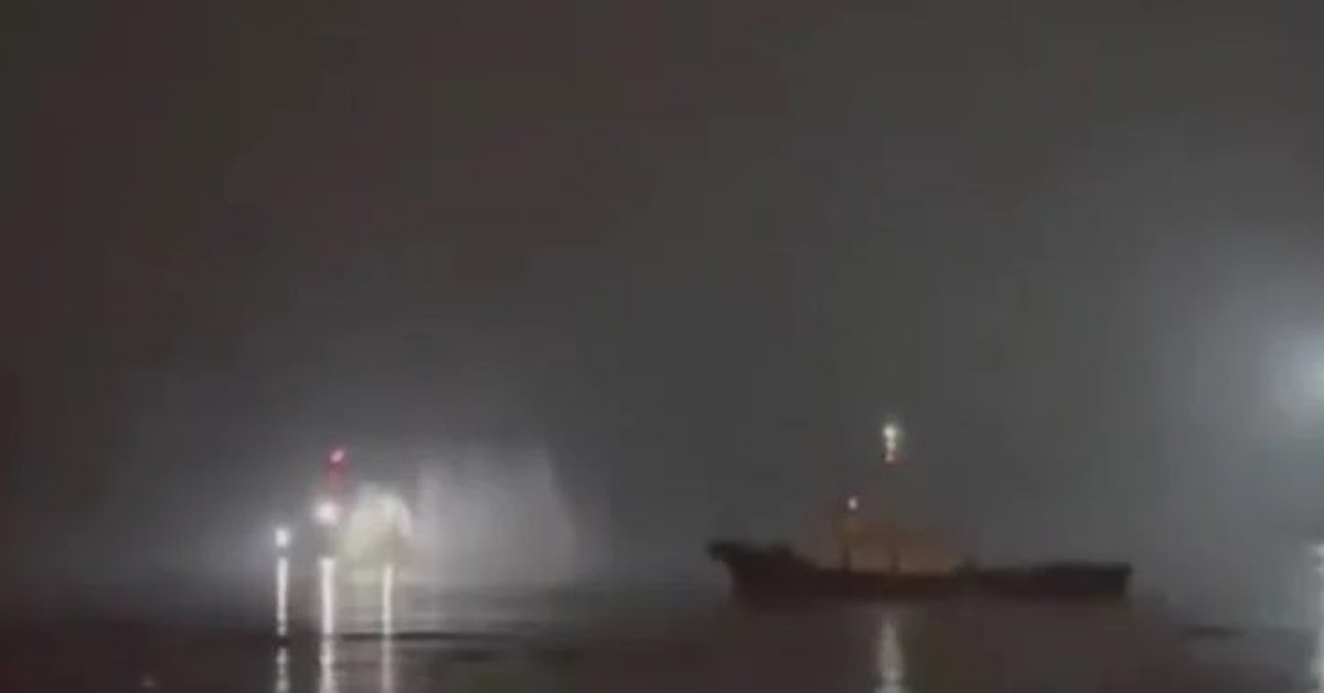 广东佛山九江大桥周一晚发生船只撞到防撞墩后沉没事件。