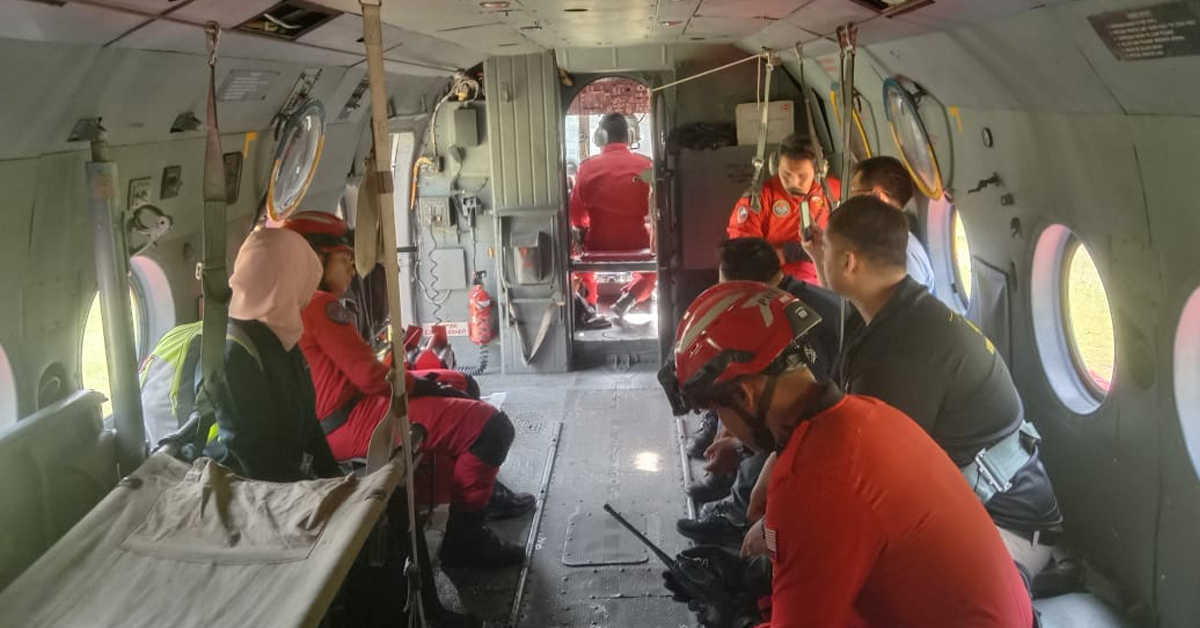正副机师和6名机组人员，顺利完成援救飞行。