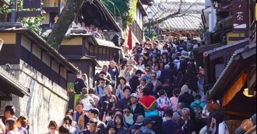 京都“过度观光” 当地人 叫苦不迭