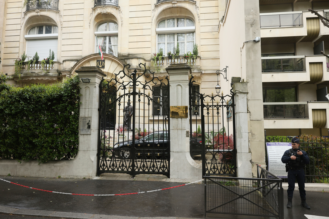 持假手榴弹闯伊朗驻巴黎领事馆 男子被判缓刑10个月