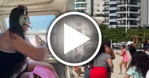 女网红搭直升机 海滩上撒钱 现金洒落空中游客兴奋