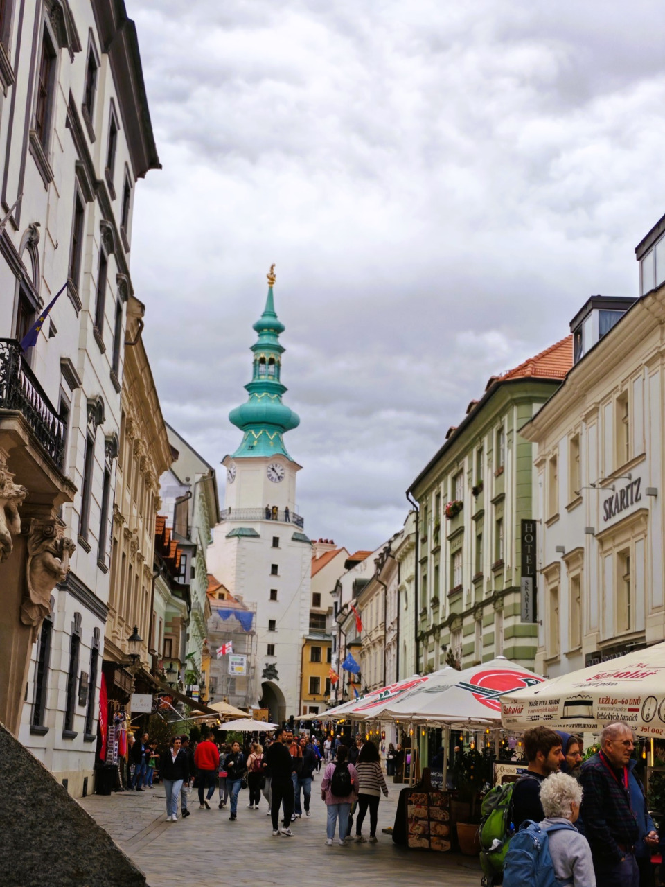 ■迈克尔门 （Michael's Gate） 和圣迈克尔塔街（Michalska Ulica） 是布拉迪斯拉发的热门景点之一。前者是布拉迪斯拉发著名的地标之一，也是如今唯一尚存的古城门。后者是古朴的老街道，两旁林立着许多商店和餐馆，是众多当地人和游客聚集在此适合玩乐的地方。