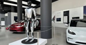 特斯拉人形机器人 Optimus或于明年底前开售