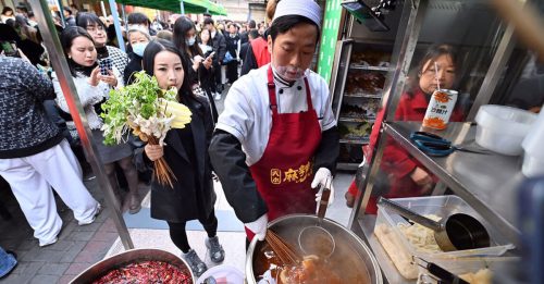 中国餐饮业关店激增2倍 “穷鬼套餐”盛行