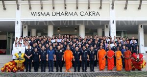 配合警察日 卫塞节 逾200佛教徒警察诵经