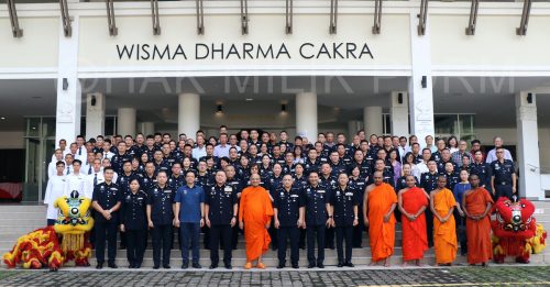 配合警察日 衛塞節 逾200佛教徒警察誦經