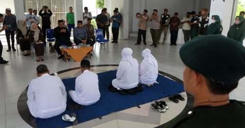 涉嫌婚外性行为 印尼亚齐4男女 被鞭20下