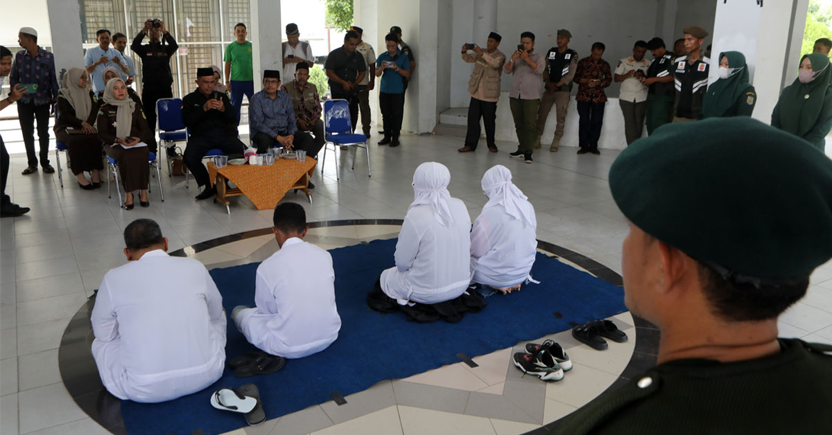 涉嫌婚外性行為 印尼亞齊4男女 被鞭20下