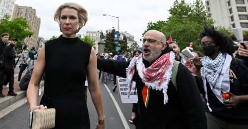 白宫记协晚宴遇反战示威 拜登改走后门躲抗议