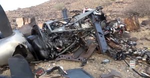 宣称击落美军“死神”无人机 也门叛军青年运动展示残骸