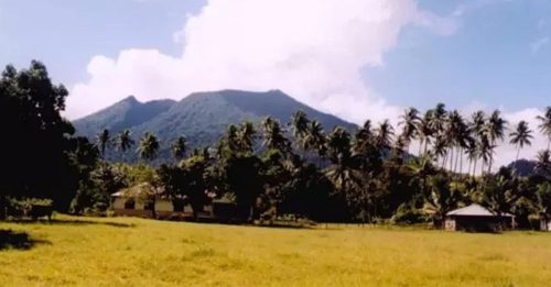 印尼东部火山喷发 灰烬冲向3公里高