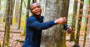 男子1小时拥抱1123棵树 打破健力士世界纪录