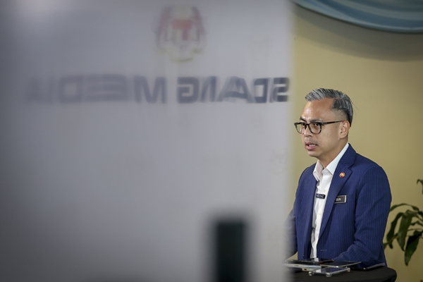 PUTRAJAYA, 3 April -- Menteri Komunikasi, Fahmi Fadzil bercakap kepada pemberita semasa sidang media Kerajaan Perpaduan di Kementerian Komunikasi hari ini.

--fotoBERNAMA (2024) HAK CIPTA TERPELIHARA
